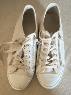 Coach Beige Leather Sneakers Zipper Accent Women's Low Top Athletic Shoes